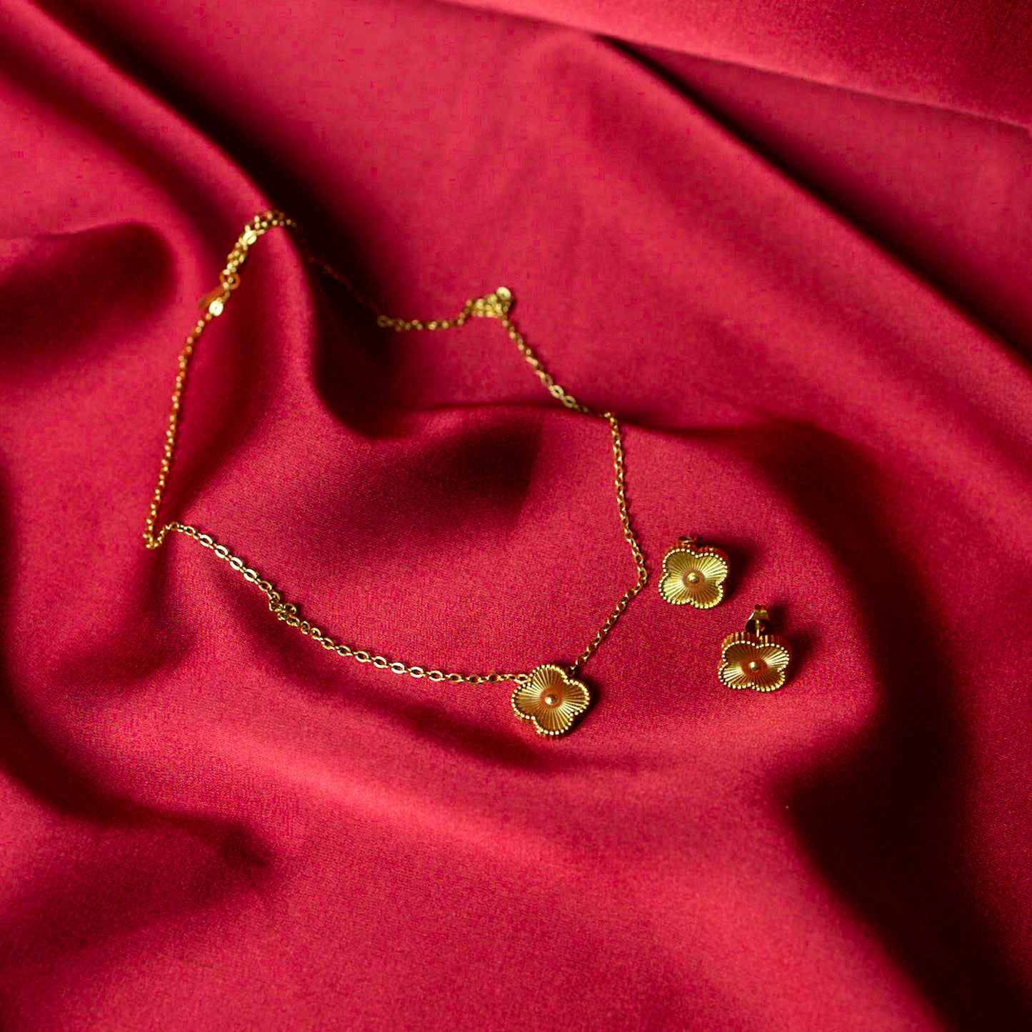 Ornate Single Motif Clover Necklace & Earrings